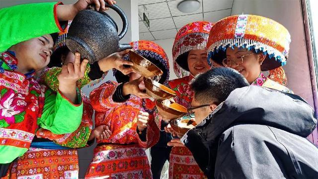 泸州叙永县拦门酒演绎高山流水踩花山共育民族团结