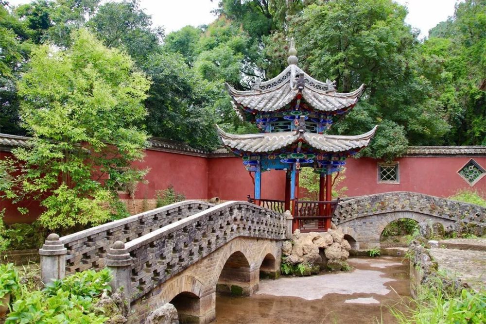 位于云南省玉溪市通海县城南隅,属全国重点文物保护单位,国家4a级旅游
