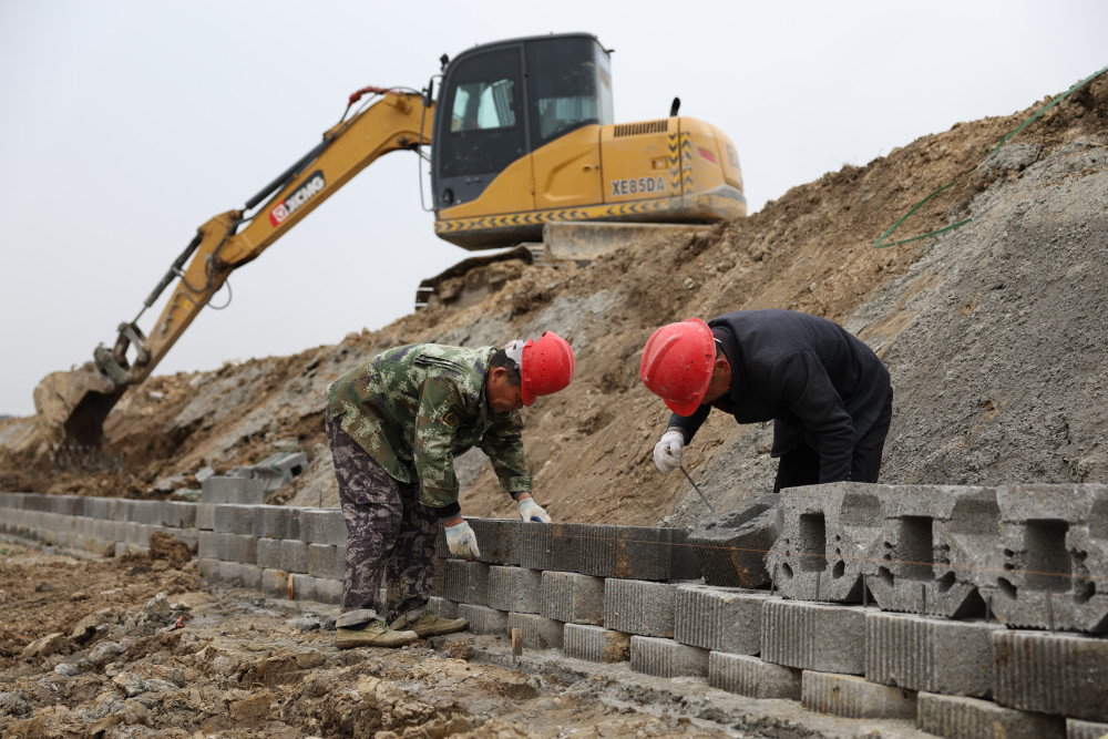 2月2日,工人在湖南省益陽市赫山區龍光橋街道五龍壩村高標準農田建設