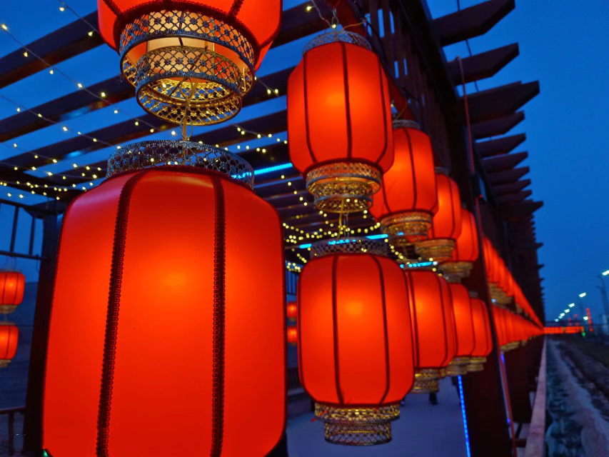 其中盏盏花灯散发出光彩烟火人间的景色叹为观止将氛围感直接拉满"