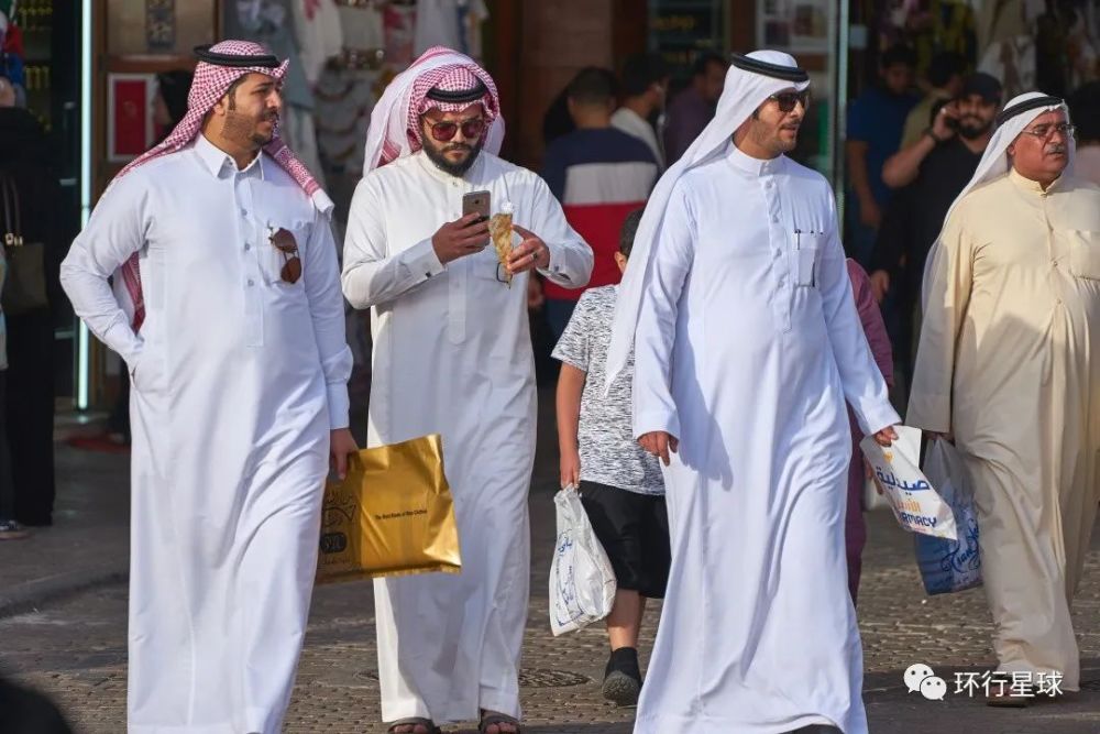 这些土豪为什么喜欢穿白袍子