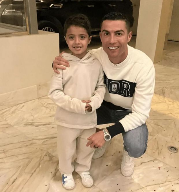 迷弟迷妹们,利雅得青年队的前锋晒孩子们与c罗的合照_腾讯新闻