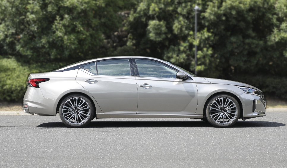 天籁中期改款实图曝光,总算换上19英寸大轮毂,雅阁的时间不多了_腾讯