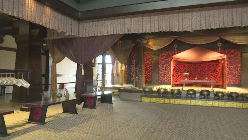 中山国王陵陈列馆仿春秋战国时期台榭式宫殿建筑形式修建,立体梳理了