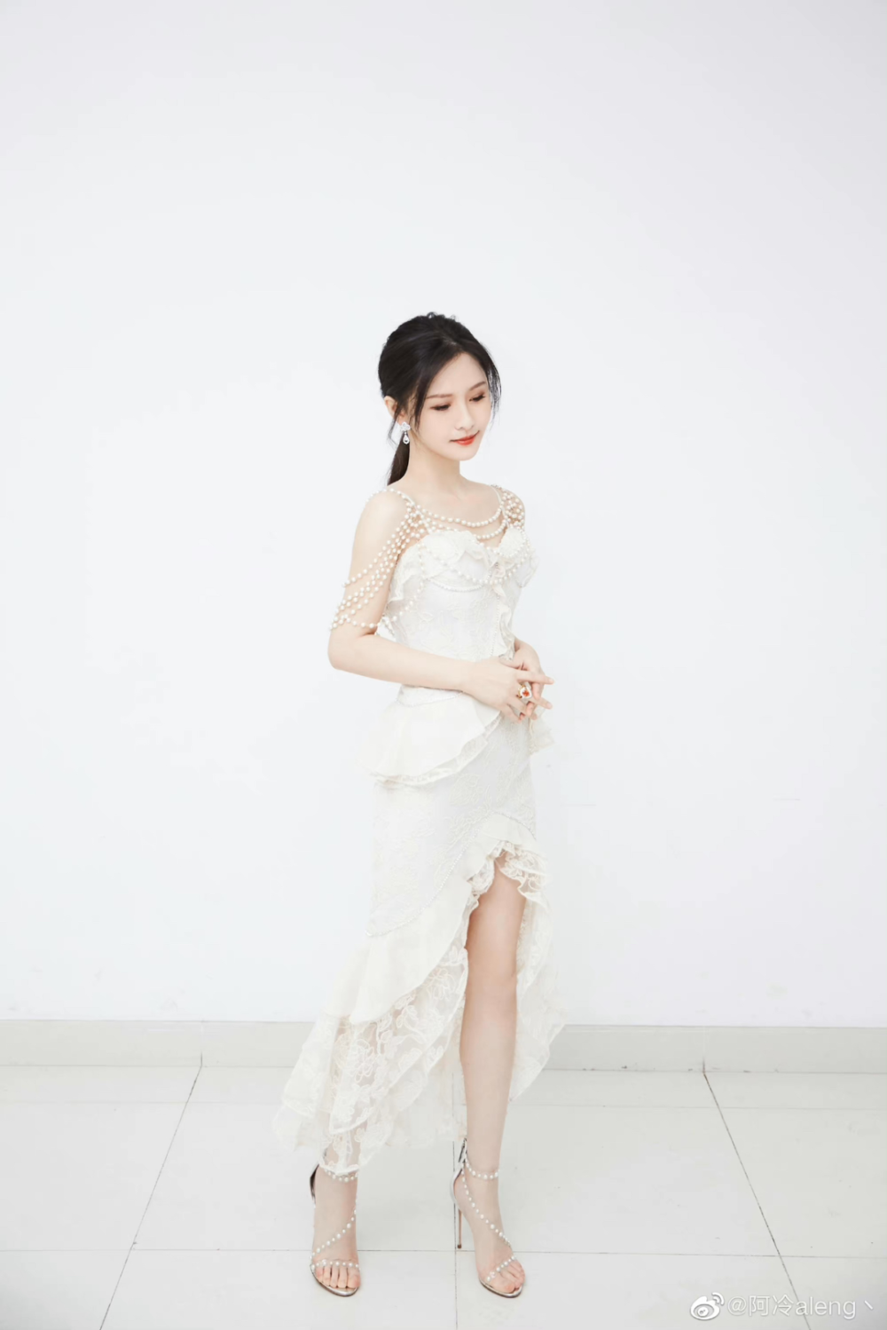 初代主播阿冷退播!直播间感慨往事,一晚上揽收礼物10w !_腾讯新闻