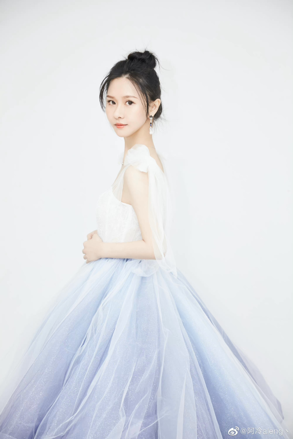 初代主播阿冷退播!直播间感慨往事,一晚上揽收礼物10w !_腾讯新闻