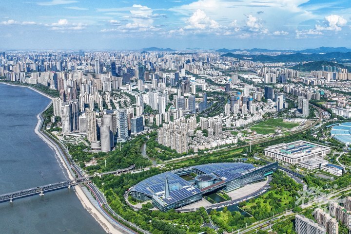 摄影:吕寿承然而,搬入新大楼不久,他们就遭遇了上市以来的首次亏损