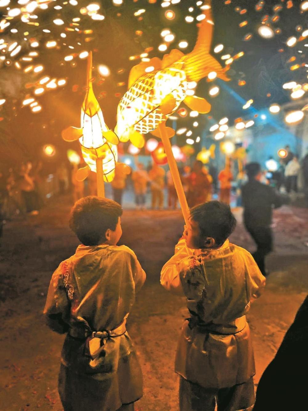 一夜鱼龙舞!广州增城上演舞渔灯民俗表演_腾讯新闻