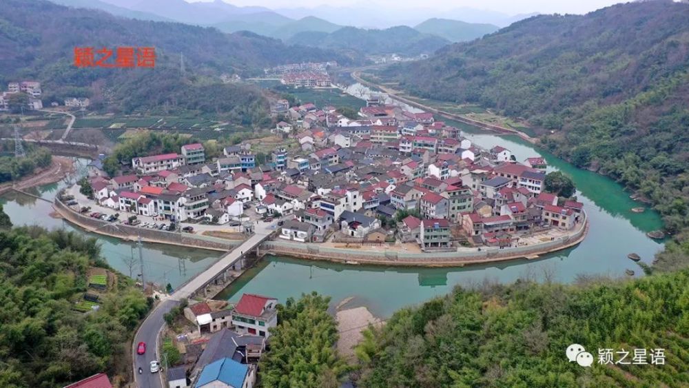 浙江省绍兴市嵊州市谷来镇马溪村,马氏居此,溪流环村而过,故名马溪