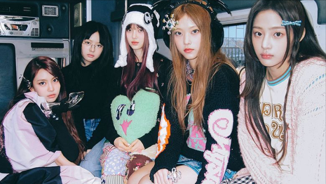 特别是,该女子组合不仅凭借《attention》和《hype boy》走红,还凭借