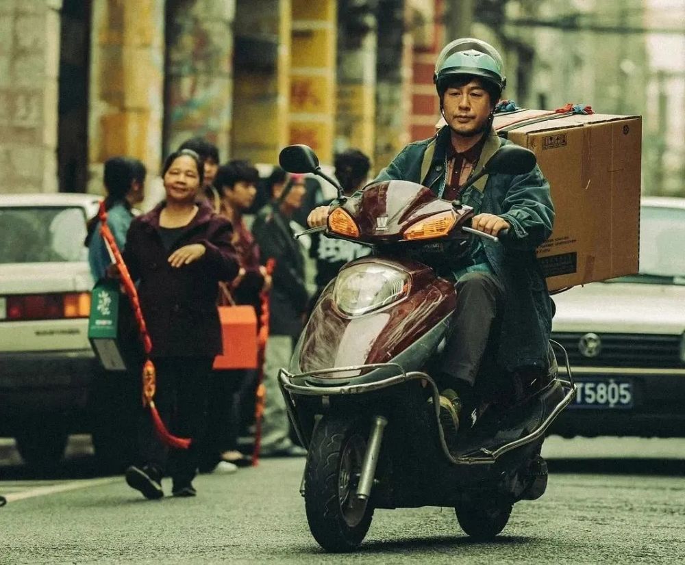 奔走相告(张颂文是谁)张颂文早年经历,"一夜爆红的张颂文,黑历史被