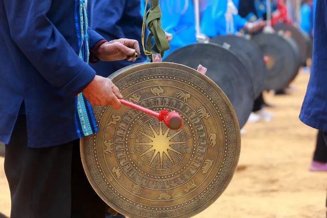 热闹东兰百面铜鼓闹春祈福