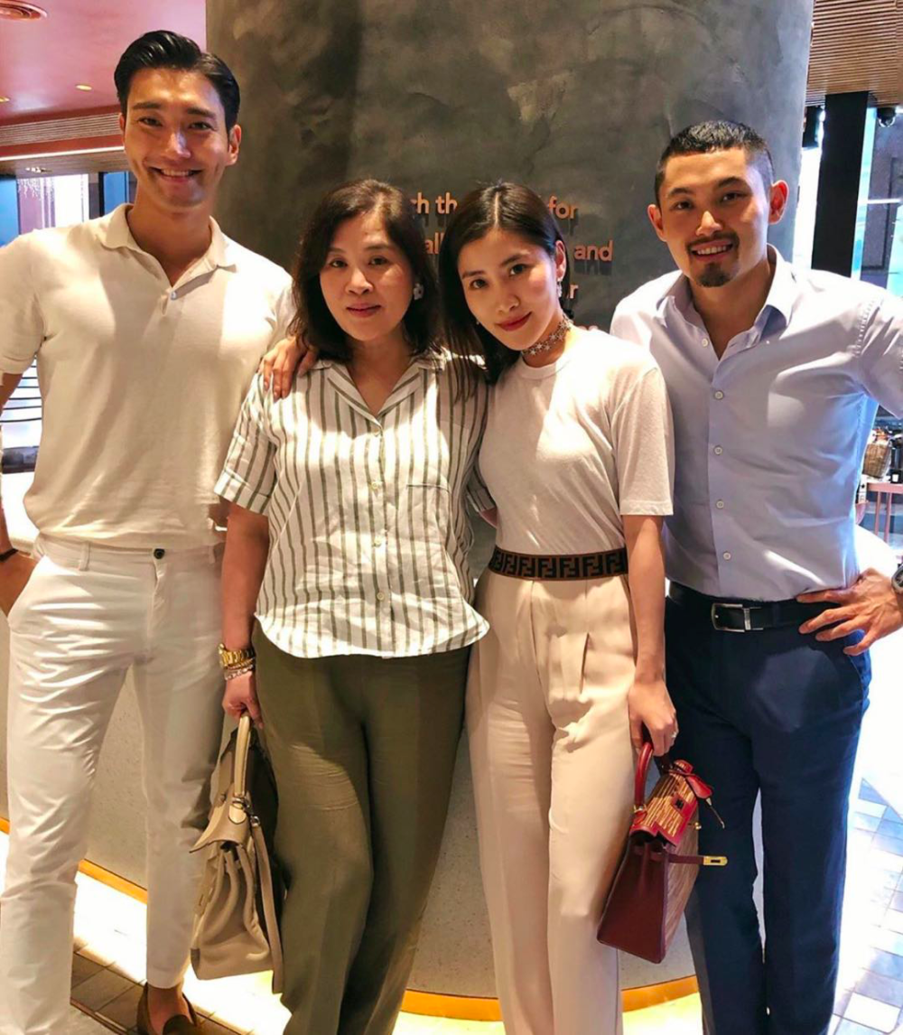 "汤臣一品"的二公子,初代国民老公汤珈铖的女朋友陈薇巧(下图左二,而
