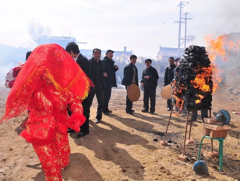 結婚儀式上驅邪化吉的旺火等除夕討興旺的旺火如冬至祭窯神保平安的