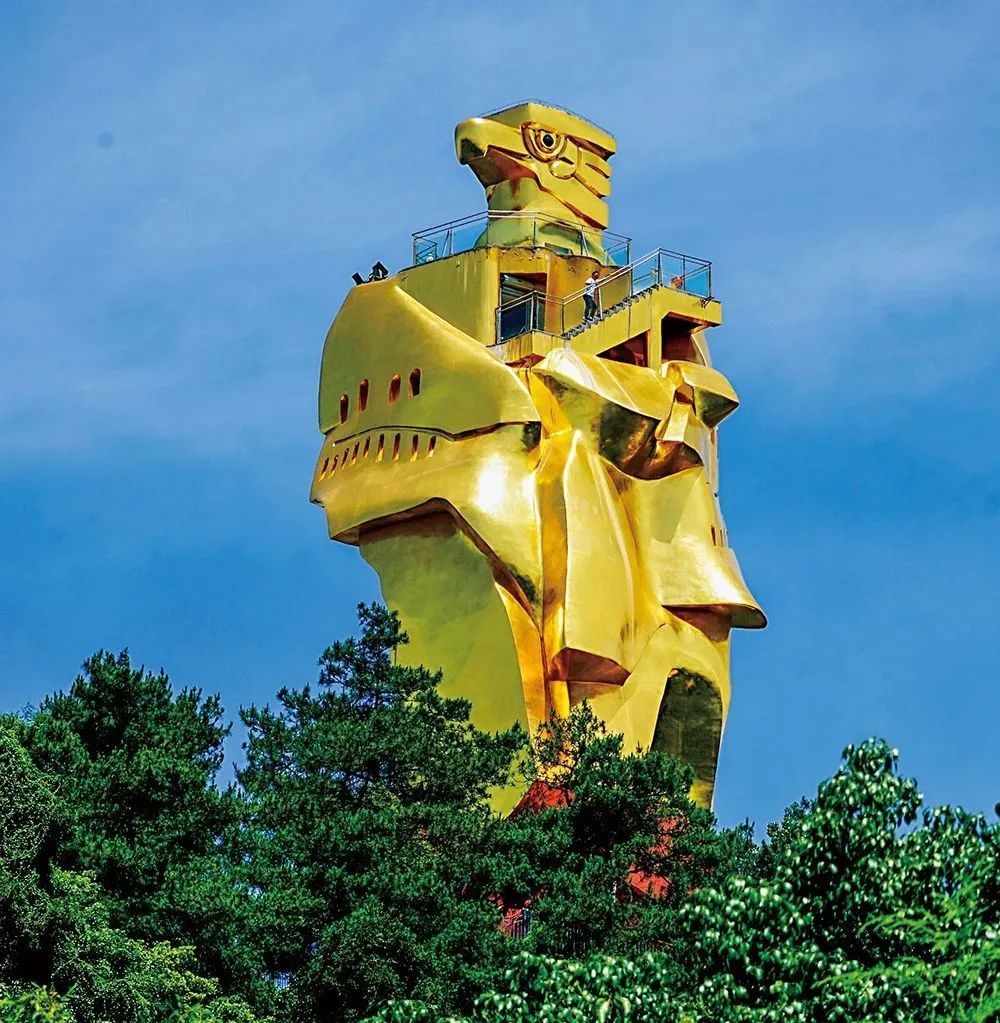 之外,国漫作品《民调局异闻录》中也随处可见重庆的影子,如南山大金鹰