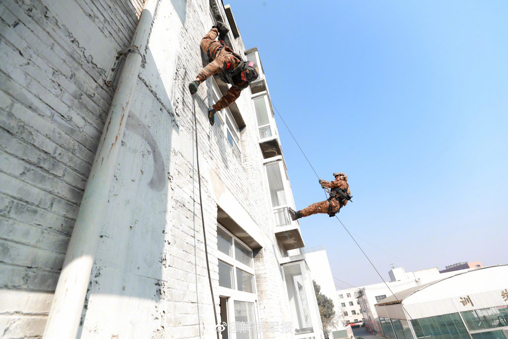 晒图武警特战队员攀登训练