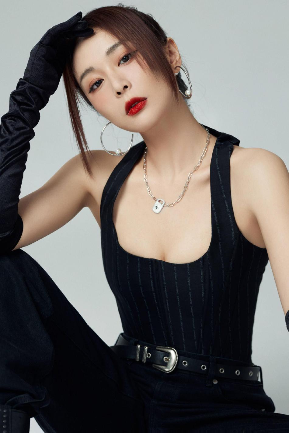 高叶的父母都是做生意的,初中时高叶的身高就有1.