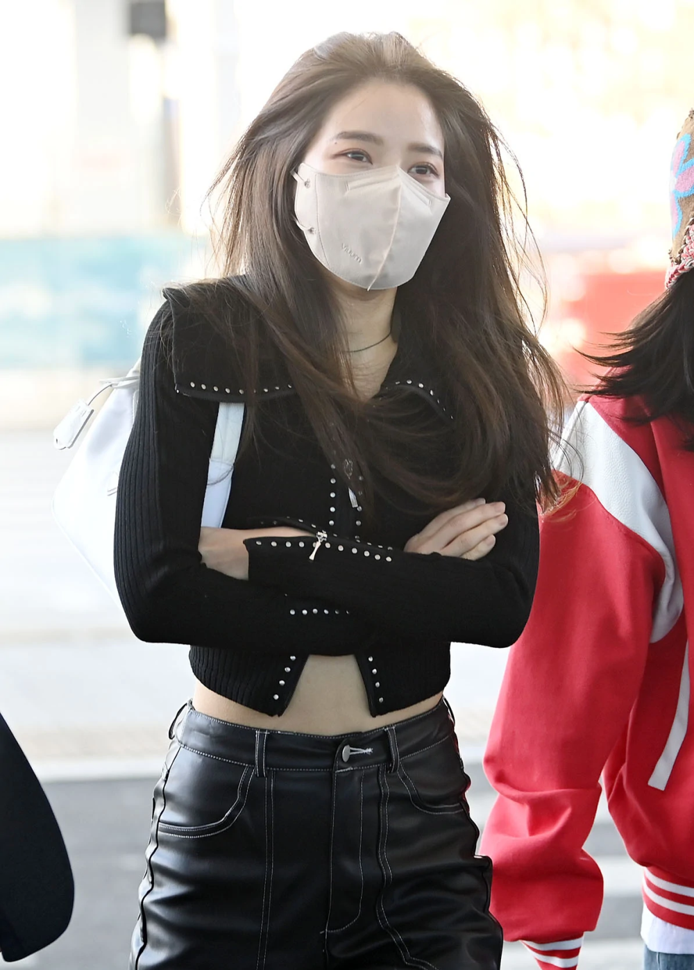 韩女星颂乐寒冷天气下笑着展示性感,一旁队友连手都不愿伸出来!