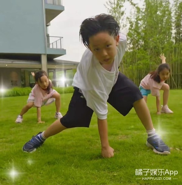 还记得《爸爸去哪儿》里的小泡芙吗？现在长这样-月光资讯网