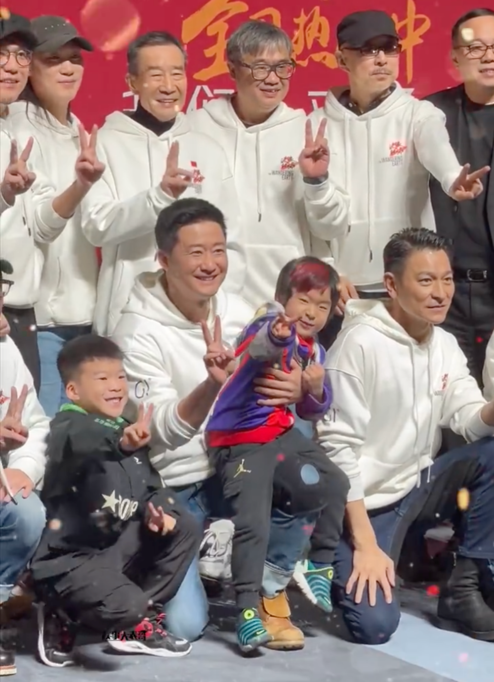 小名吴所谓,被吴京抱在怀里的是4岁的小儿子吴虑,小名吴老二