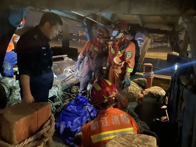 瓯南大桥上一年轻女孩跳桥