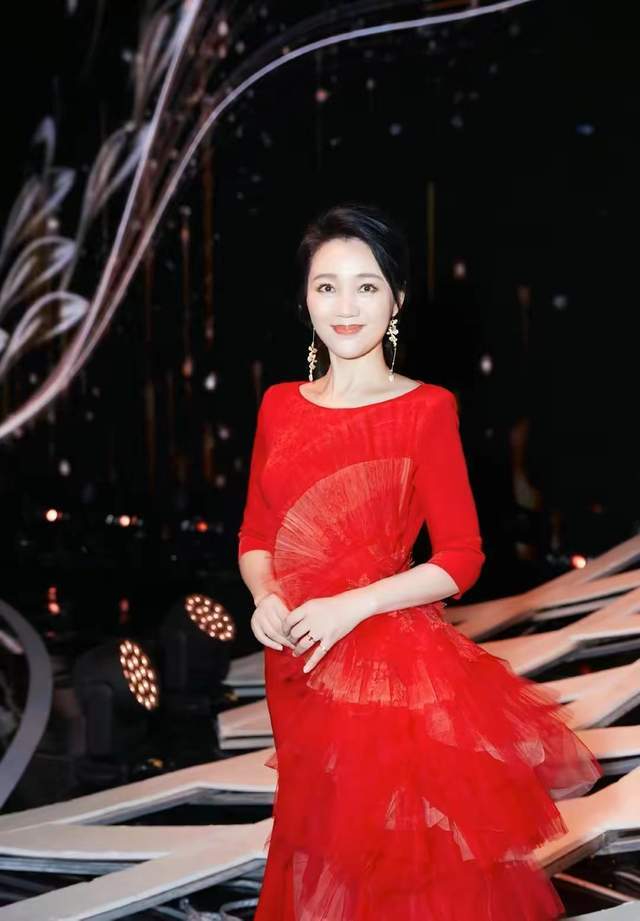 49岁主持人周群海边热舞,动作浮夸被嘲像村嫂,脸部僵硬疑似整容