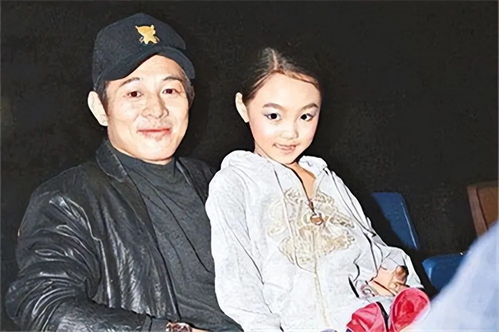 在将孩子托付给母亲后,李连杰转身就准备走.