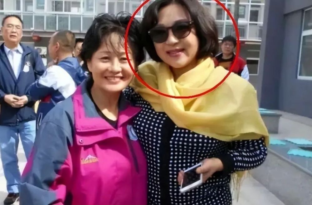 "李思和李苔蜜看到妈妈回来了,心里十分开心,扑倒妈妈的怀里一个劲的