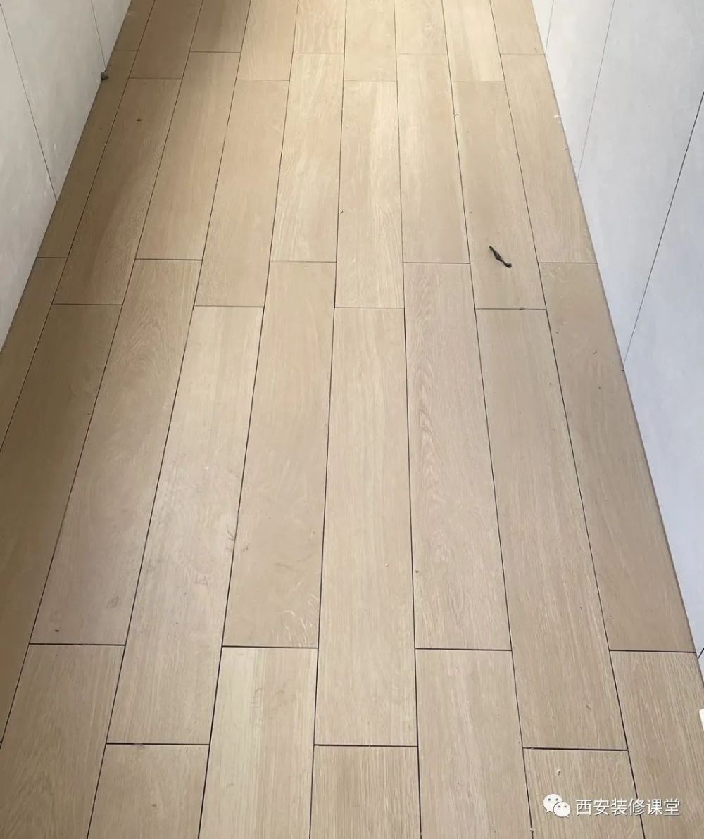 同色美缝做好,更有意想不到的效果▲木纹砖人字铺也一定是长条形拼接