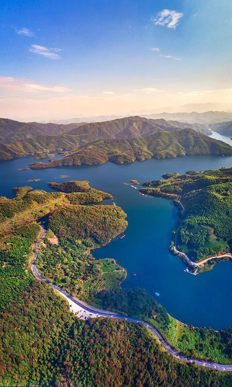 是开阔的湖面在太阳的照耀下熠熠生辉4黄花山—潘茶村知青茶园黄花山