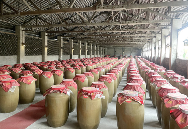 酒企存储的陈酿.绵竹市融媒体中心供图酒厂技术人员检测理化指标.