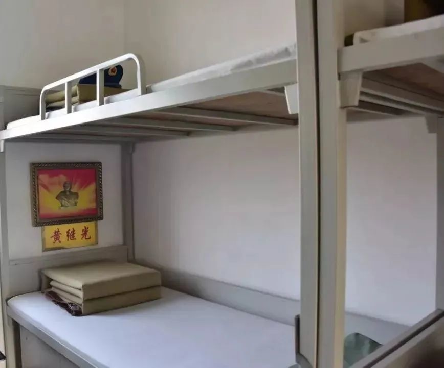 烈士邱少云的床铺放置在宿舍最显眼位置被子的棱角,床单的平整71年来