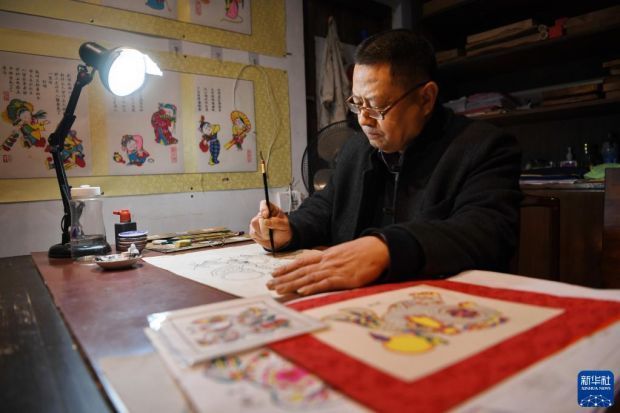 2月3日,武强木版年画艺人在武强年画博物馆技艺展示区创作生肖兔主题