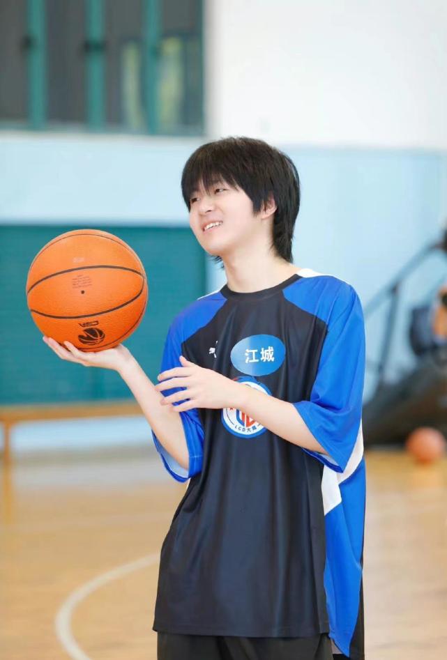 lgd江城深夜破防坐在阳台发呆天才少年就此陨落首发已无望