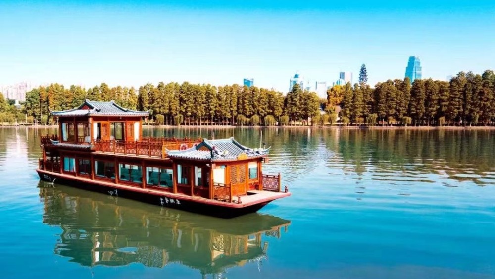 东湖游船."实名羡慕在武汉的朋友,想再去东湖玩一圈.