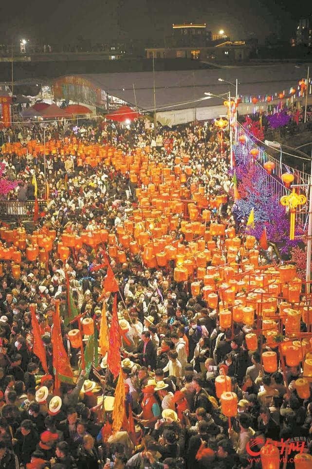 普宁大长陇村 万人游灯闹元宵
