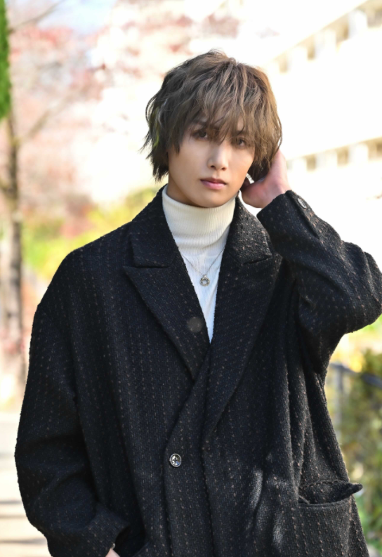 高个子的水江先生穿长外套的情况下,其原本的小