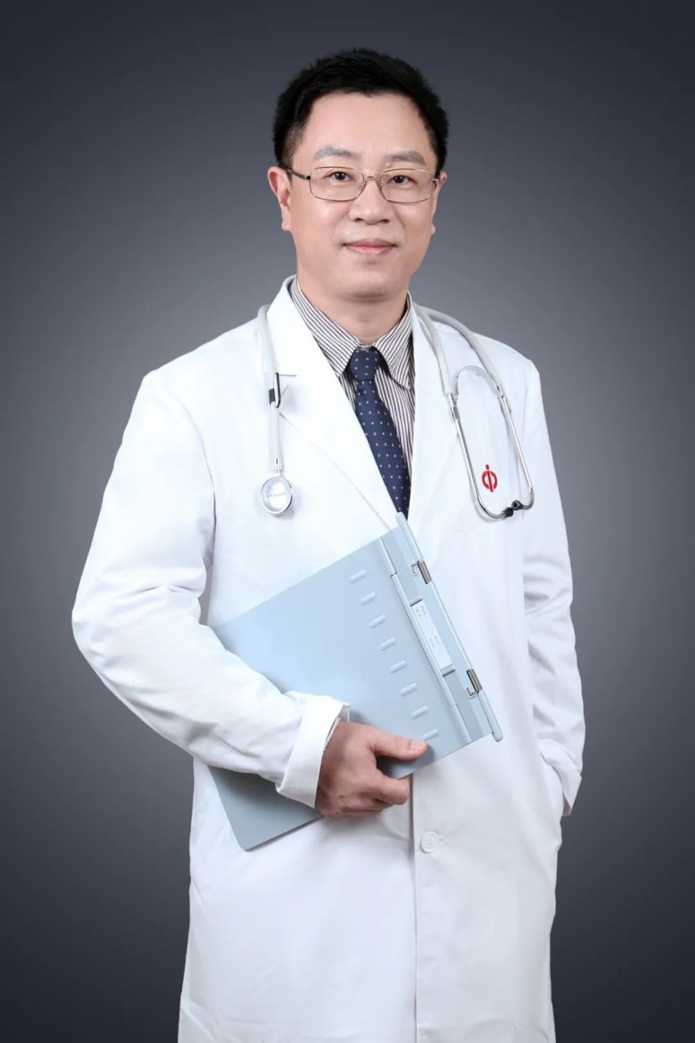 何东升神经外科主任医师医学博士兼任中国垂体瘤协作组委员,中国医师