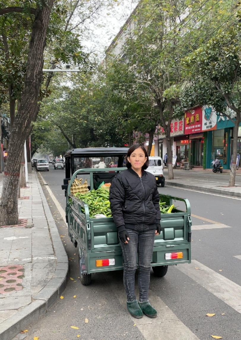 正观专访河南卖菜大姐登中国诗词大会手抄诗词2000首卖菜不忘读诗