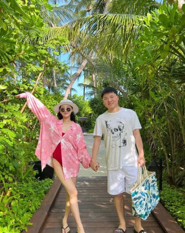 好家伙,uzi泳装照都来了,和奥咪咪恩恩爱爱!_腾讯新闻