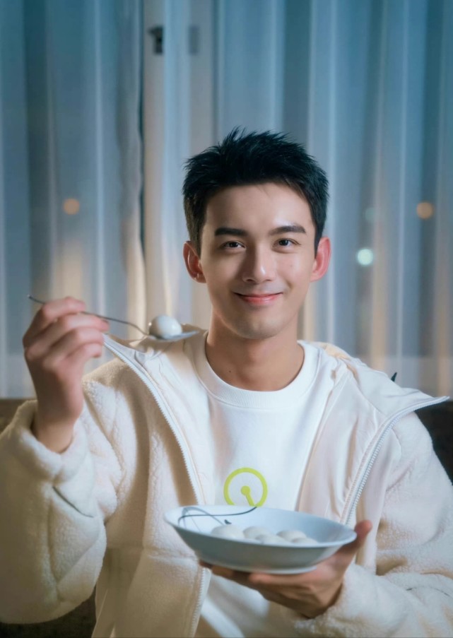 吴磊在国外过元宵节,用水壶煮汤圆出现小插曲,搞笑男实锤了