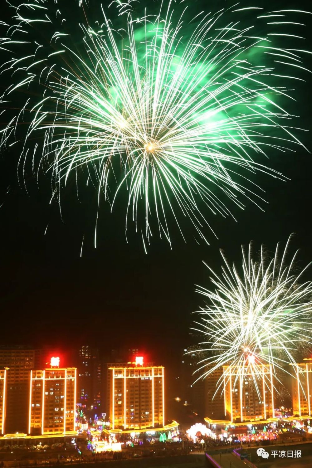 8时许,随着10枚钛雷礼炮和菊花雷在绿地广场的高空爆响,主会场燃放
