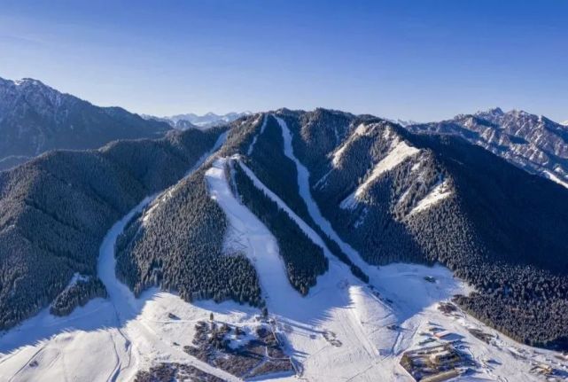 丝路滑雪场雪道图片