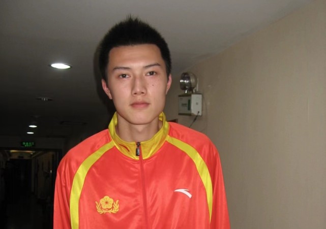 在父亲张友生的影响之下,6岁开始接触排球,17岁进入江苏男排二队,一年