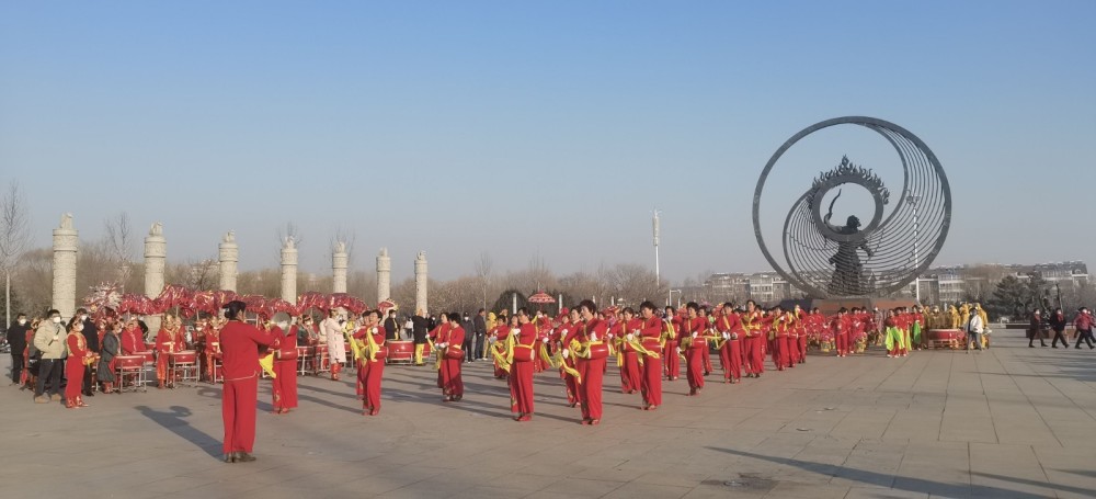 在该市东夷文化标志园广场,"千年古城新崛起·红红火火闹元宵"元宵节