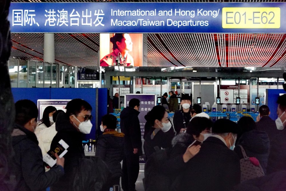 现场首都机场国际港澳台出发人流明显增多