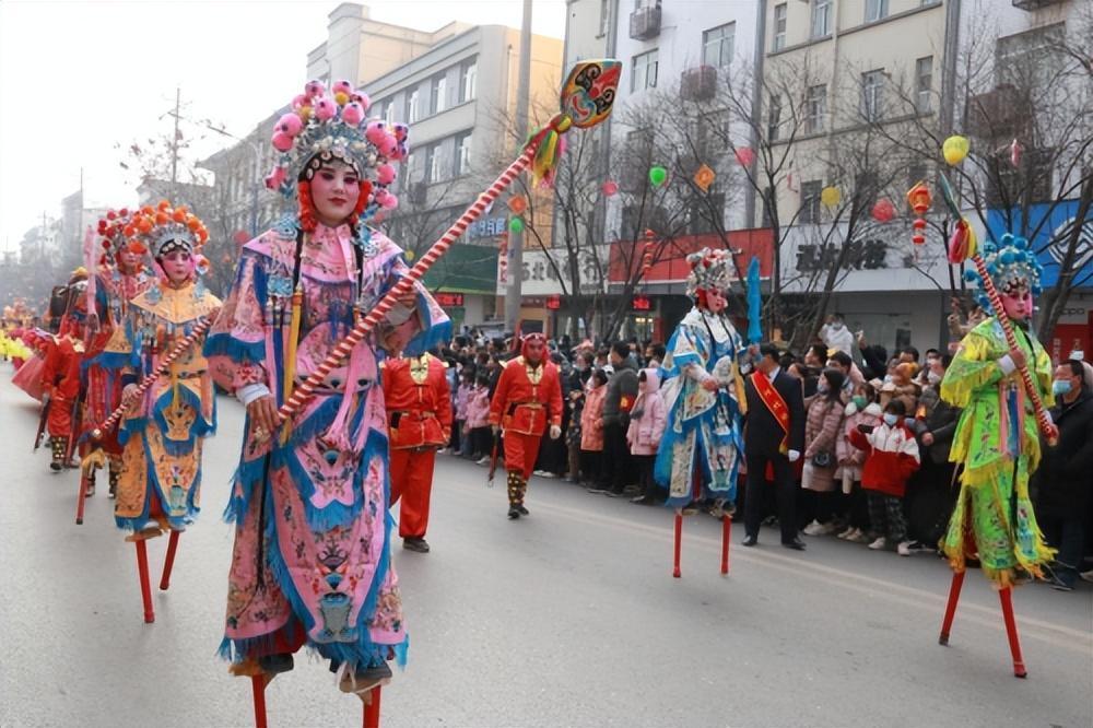 精彩的社火表演让来自全国各地千余名摄影爱好者,15万余人现场观众