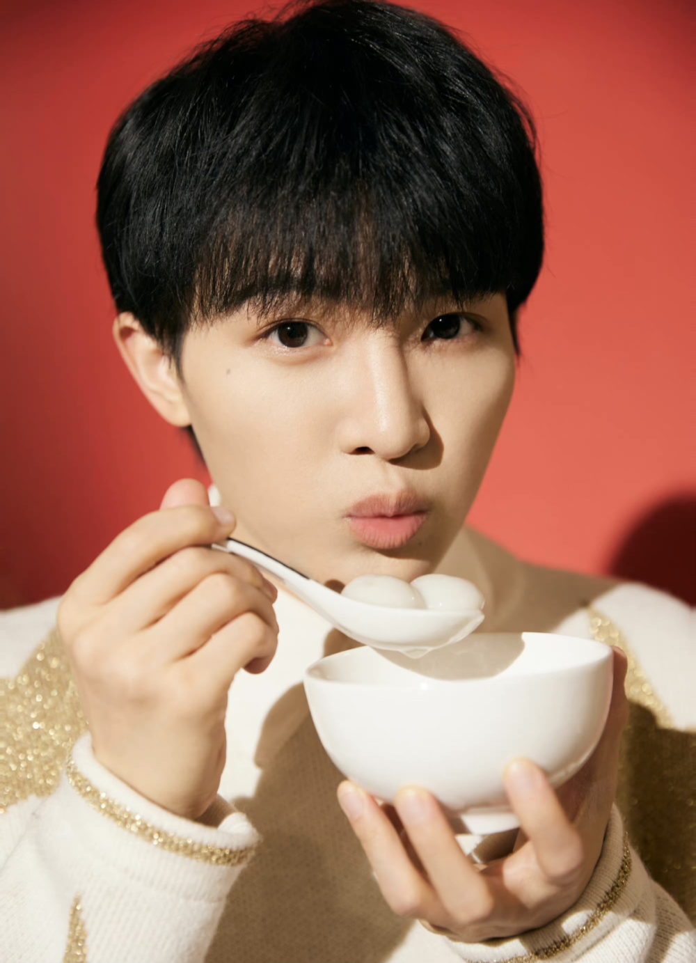 央视元宵晚会4大名场面:周深被人"踩",希林娜依高鞋跟卡舞台_腾讯新闻