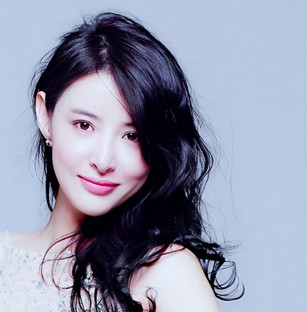 汪璟怡不到1岁,汪峰就向康作如提出离婚,康作如只好独自抚养女儿,后面