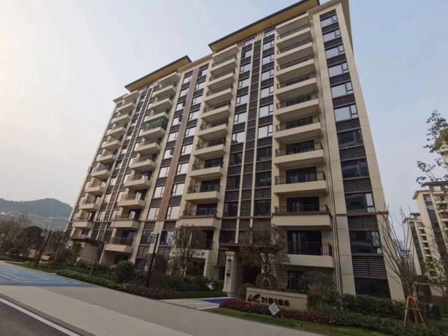 南充嘉陵区碧桂园天樾小区房屋出现多处贯穿性裂缝,最长达4米